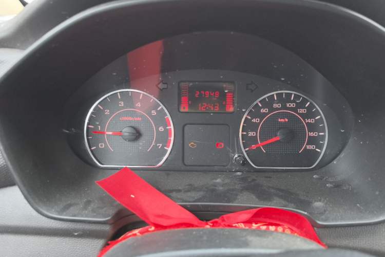 Used Wuling Hongguang V 2022 1.5L Jingqu Edition Enclosed-Window Vehicle with Hydraulic Power Steering LAR Instrument Cluster