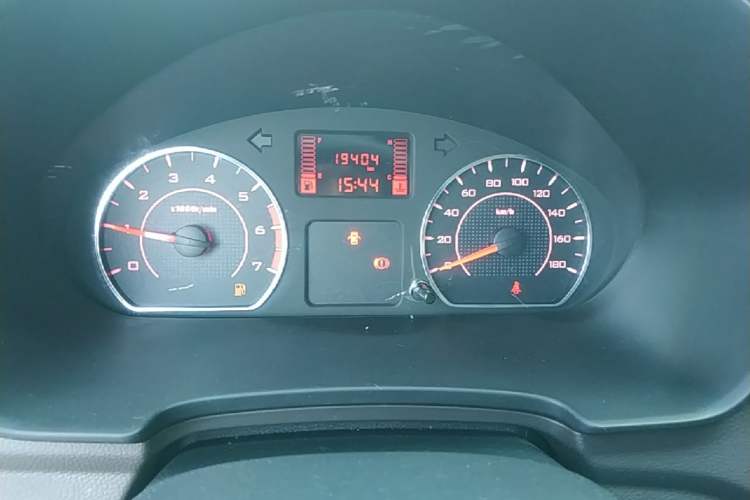 Used Wuling Hongguang V 2022 1.5L Jingqu Edition Enclosed-Window Vehicle with Hydraulic Power Steering LAR Instrument Cluster
