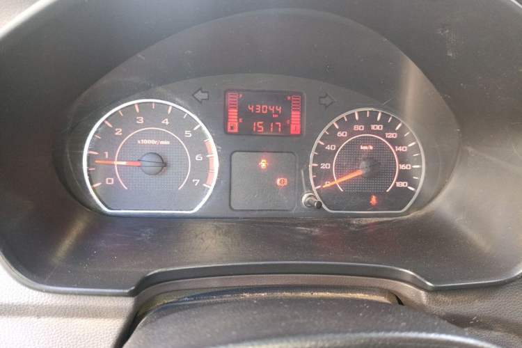 Used Wuling Hongguang V 2022 1.5L Jingqu Edition Enclosed-Window Vehicle with Hydraulic Power Steering LAR Instrument Cluster