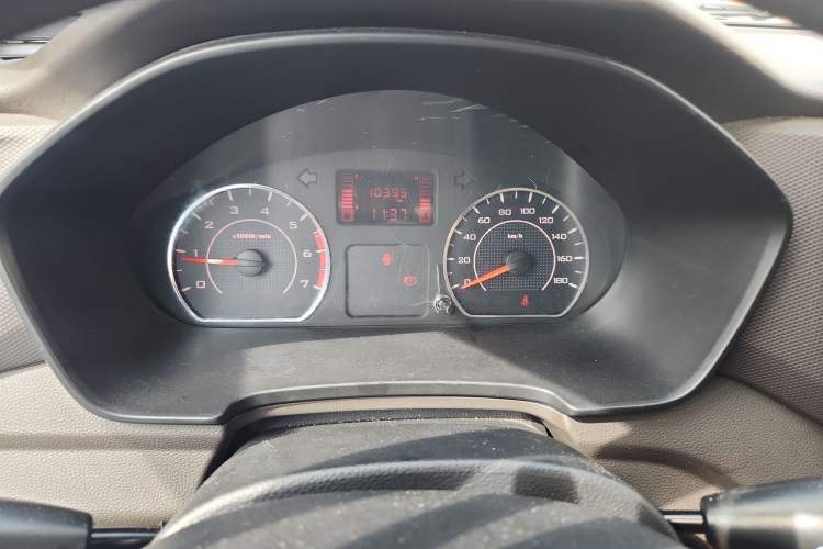 Used Wuling Hongguang V 2022 1.5L Jingqu Edition Enclosed-Window Vehicle with Hydraulic Power Steering LAR Instrument Cluster