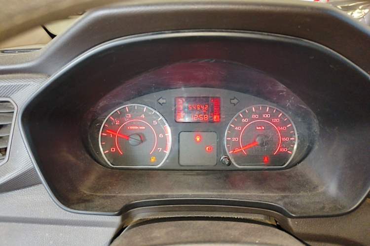 Used Wuling Hongguang V 2022 1.5L Jingqu Edition Enclosed-Window Vehicle with Hydraulic Power Steering LAR Instrument Cluster