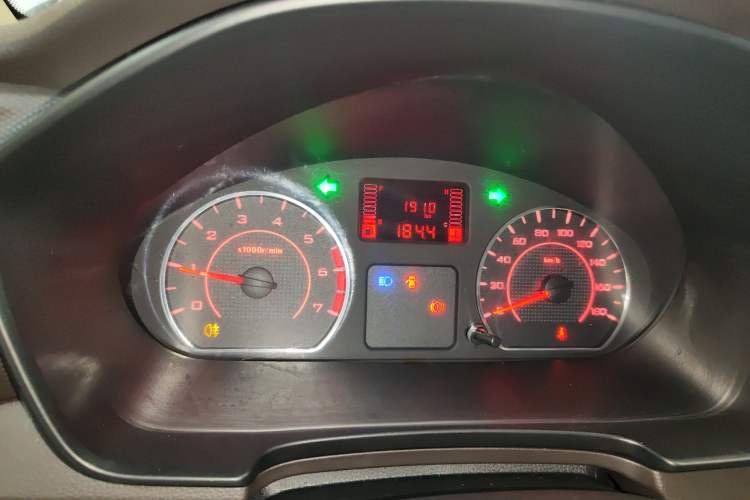 Used Wuling Hongguang V 2022 1.5L Jingqu Edition Enclosed-Window Vehicle with Hydraulic Power Steering LAR Instrument Cluster