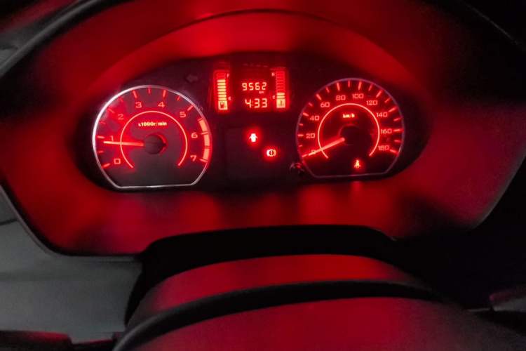 Used Wuling Hongguang V 2022 1.5L Jingqu Edition Enclosed-Window Vehicle with Hydraulic Power Steering LAR Instrument Cluster