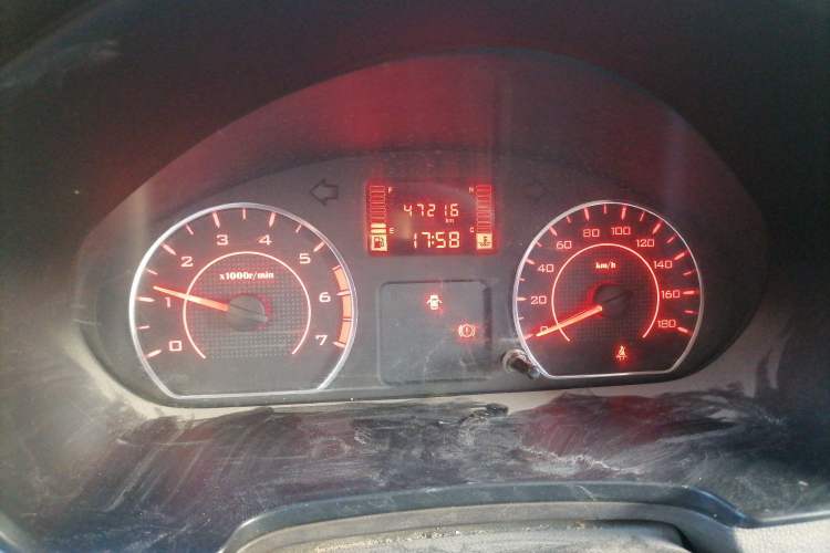 Used Wuling Hongguang V 2022 1.5L Jingqu Edition Enclosed-Window Vehicle with Hydraulic Power Steering LAR Instrument Cluster