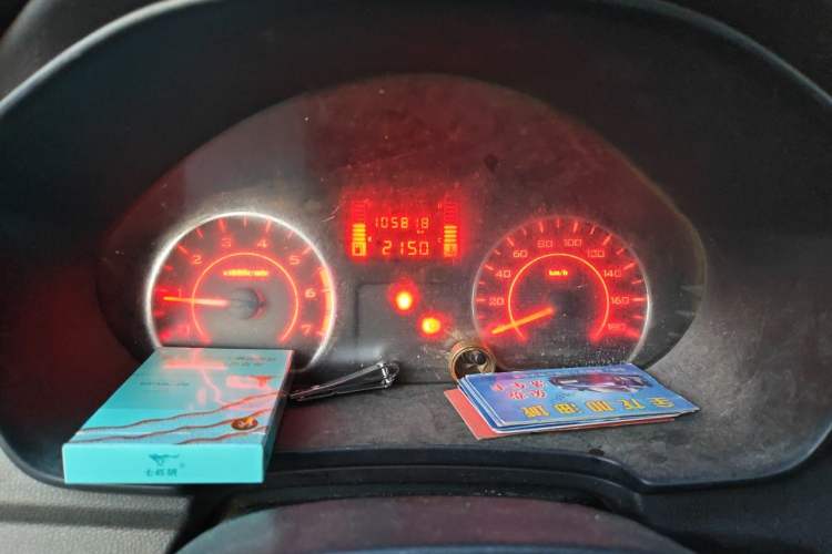 Used Wuling Hongguang V 2022 1.5L Jingqu Edition Enclosed-Window Vehicle with Hydraulic Power Steering LAR Instrument Cluster