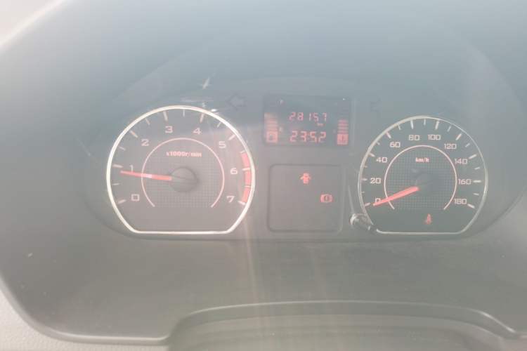 Used Wuling Hongguang V 2022 1.5L Jingqu Edition Enclosed-Window Vehicle with Hydraulic Power Steering LAR Instrument Cluster