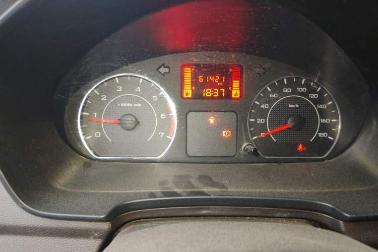 Used Wuling Hongguang V 2022 1.5L Jingqu Edition Enclosed-Window Vehicle with Electric Power Steering LAR Instrument Cluster