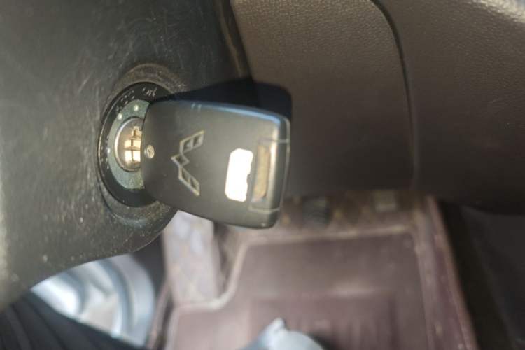 Used Wuling Hongguang V 2022 1.5L Jingqu Edition Enclosed-Window Vehicle with Hydraulic Power Steering LAR Interior 1