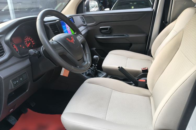 Used Wuling Hongguang V 2022 1.5L Jingqu Edition Enclosed-Window Vehicle with Hydraulic Power Steering LAR Interior 1