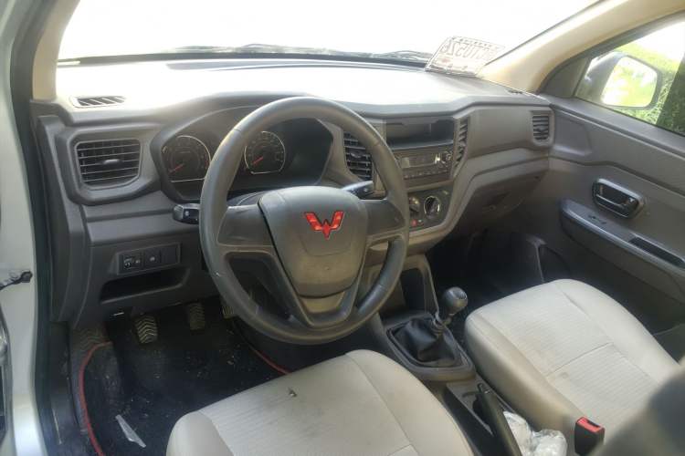 Used Wuling Hongguang V 2022 1.5L Jingqu Edition Enclosed-Window Vehicle with Hydraulic Power Steering LAR Interior 1
