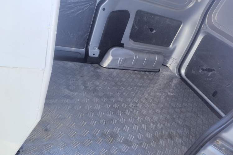 Used Wuling Hongguang V 2022 1.5L Jingqu Edition Enclosed-Window Vehicle with Hydraulic Power Steering LAR Interior 1