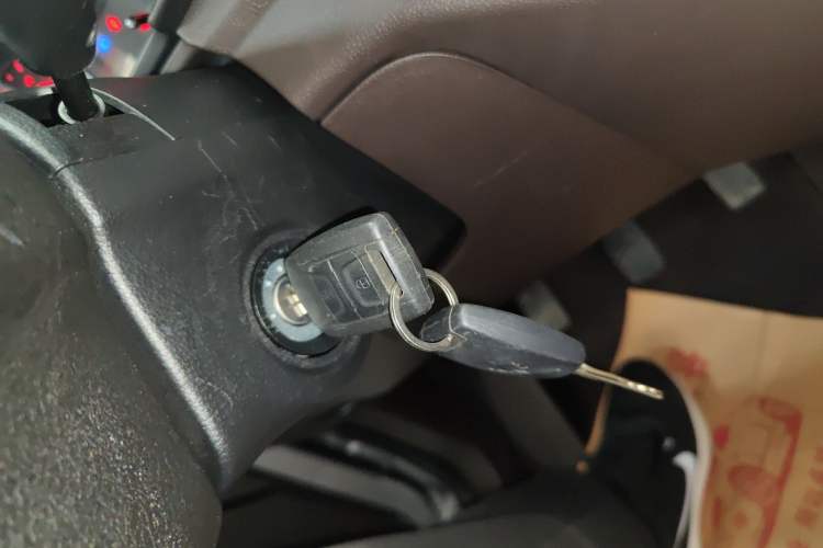 Used Wuling Hongguang V 2022 1.5L Jingqu Edition Enclosed-Window Vehicle with Hydraulic Power Steering LAR Interior 1