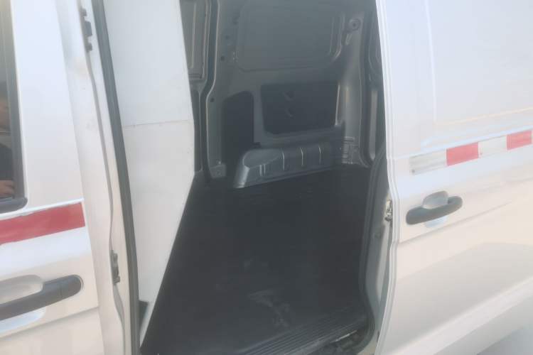Used Wuling Hongguang V 2022 1.5L Jingqu Edition Enclosed-Window Vehicle with Electric Power Steering LAR Interior 1