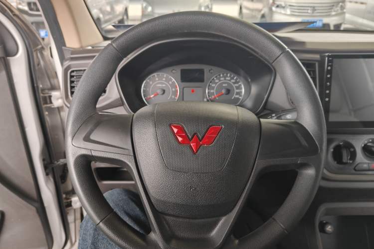 Used Wuling Hongguang V 2022 1.5L Jingqu Edition Enclosed-Window Vehicle with Hydraulic Power Steering LAR Interior 1