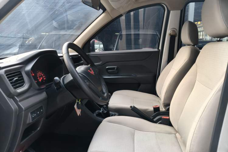Used Wuling Hongguang V 2022 1.5L Jingqu Version Hydraulic Power Steering LAR Interior 1