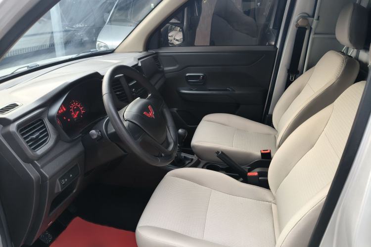 Used Wuling Hongguang V 2022 1.5L Jingqu Edition Enclosed-Window Vehicle with Hydraulic Power Steering LAR Interior 2