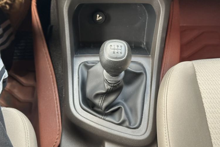Used Wuling Hongguang V 2022 1.5L Jingqu Edition Enclosed-Window Vehicle with Electric Power Steering LAR Interior 2