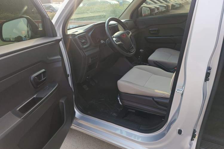 Used Wuling Hongguang V 2022 1.5L Jingqu Edition Electric-Assist LAR Interior 2