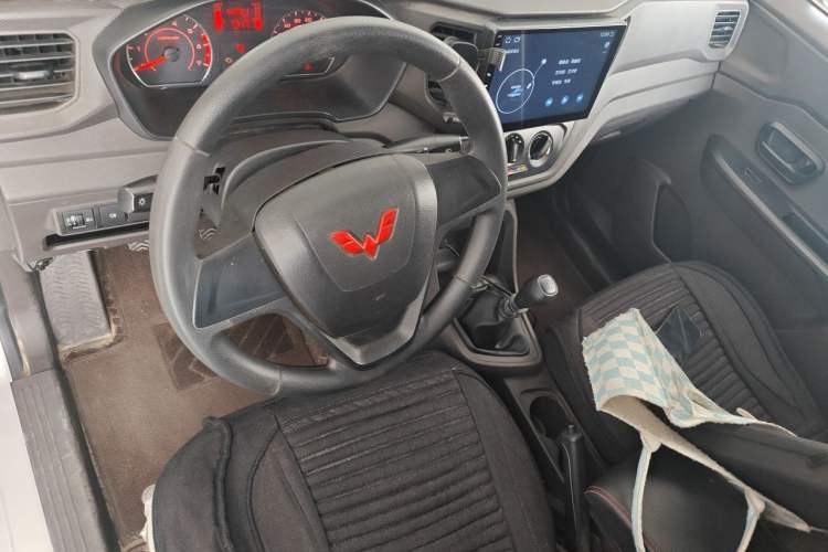 Used Wuling Hongguang V 2022 1.5L Jingqu Edition Enclosed-Window Vehicle with Hydraulic Power Steering LAR Interior 2
