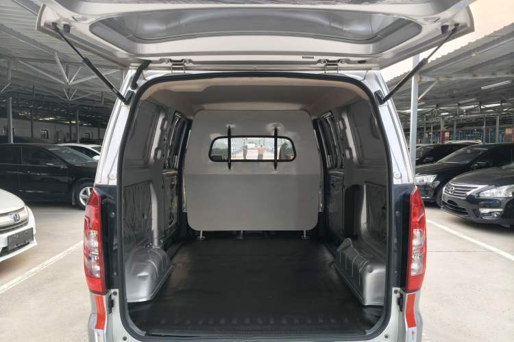 Used Wuling Hongguang V 2022 1.5L Jingqu Edition Enclosed-Window Vehicle with Hydraulic Power Steering LAR Interior 2