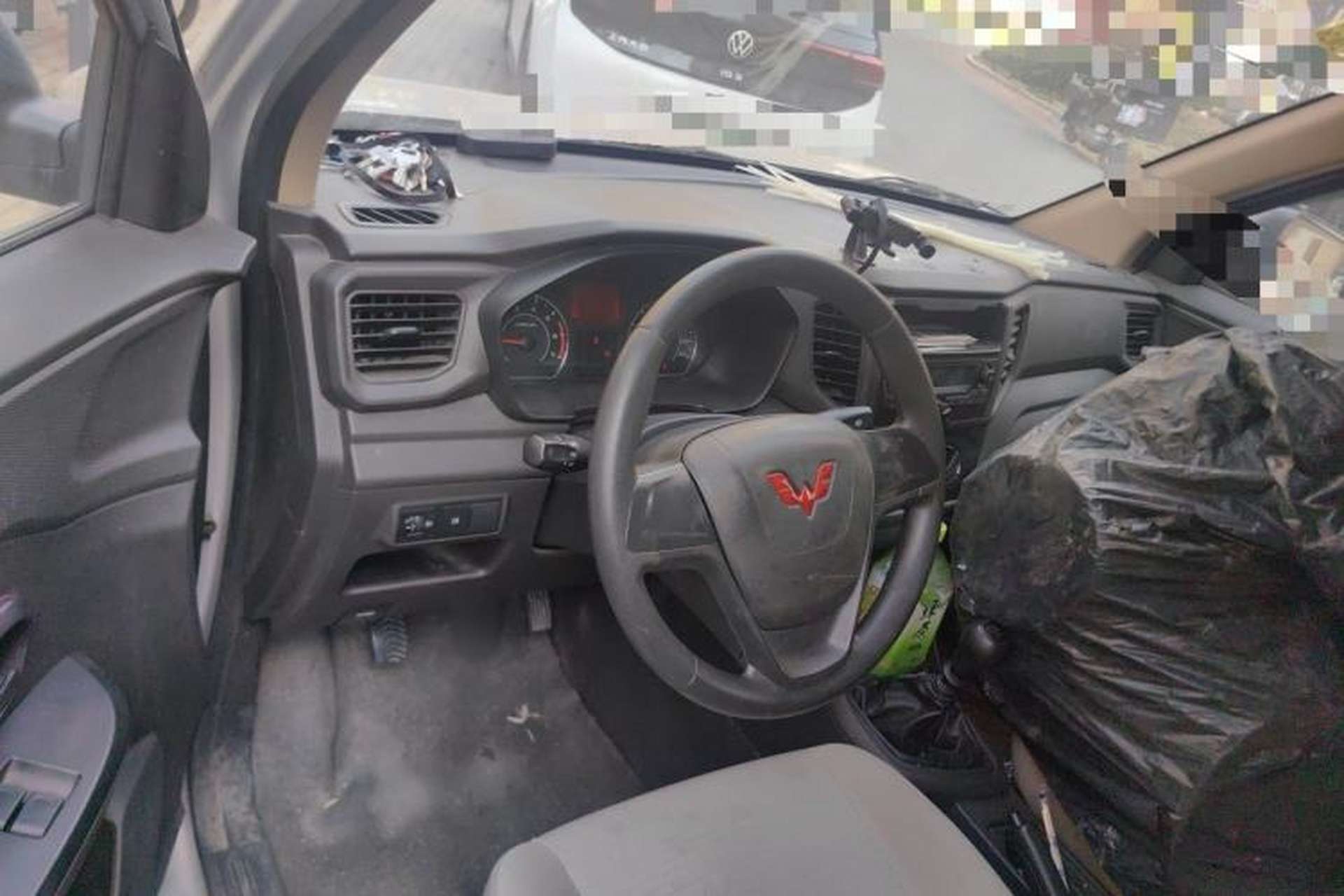 Used Wuling Hongguang V 2022 1.5L Jingqu Edition Enclosed-Window Vehicle with Electric Power Steering LAR Interior 2