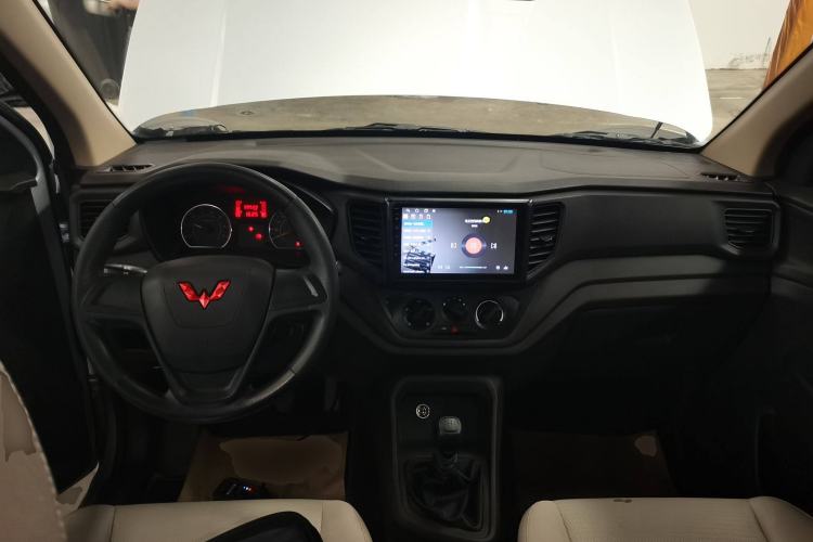 Used Wuling Hongguang V 2022 1.5L Jingqu Edition Enclosed-Window Vehicle with Hydraulic Power Steering LAR Interior 2