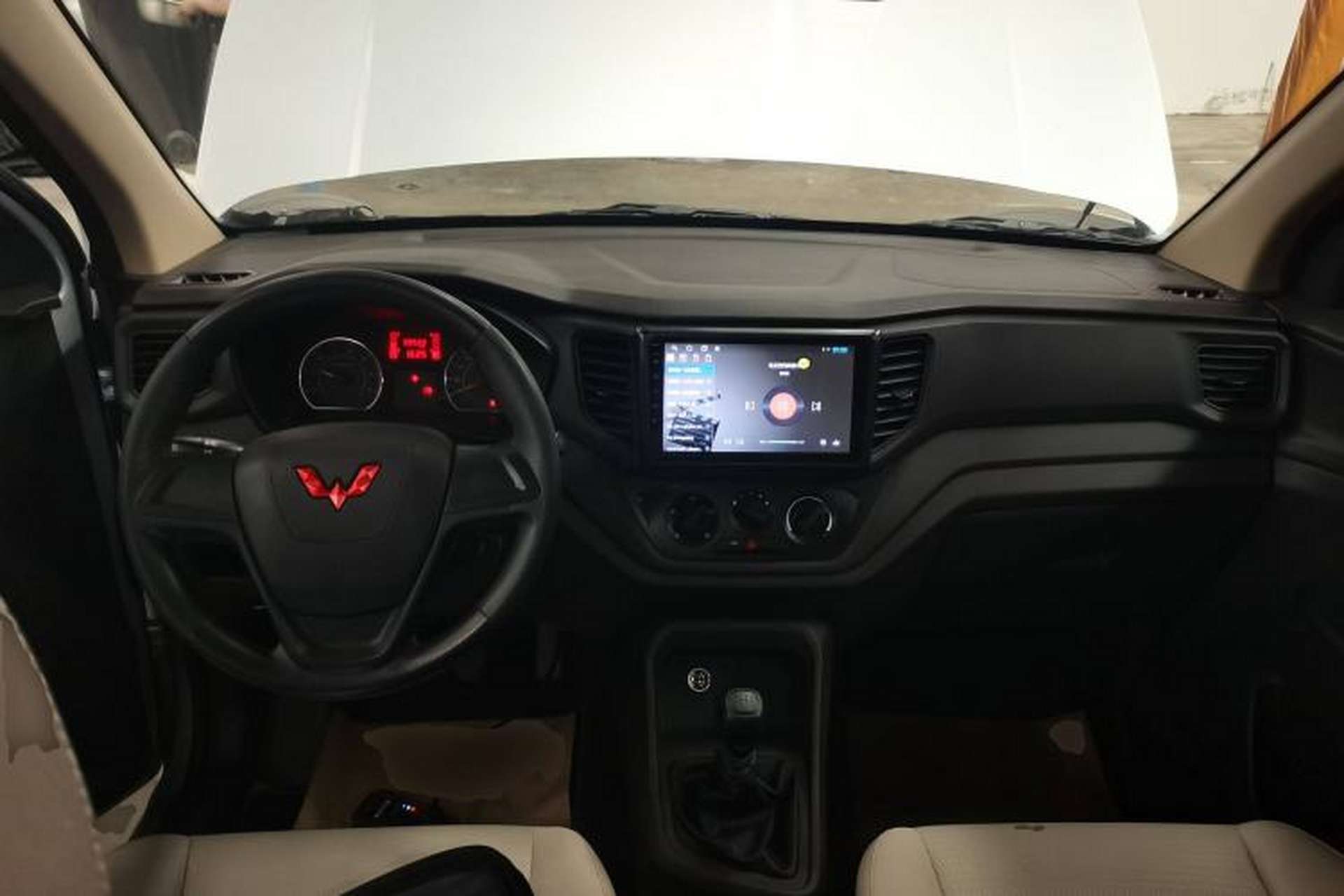 Used Wuling Hongguang V 2022 1.5L Jingqu Edition Enclosed-Window Vehicle with Hydraulic Power Steering LAR Interior 2