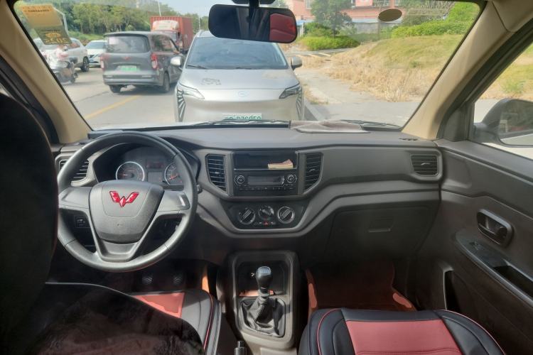 Used Wuling Hongguang V 2022 1.5L Jingqu Edition Enclosed-Window Vehicle with Hydraulic Power Steering LAR Interior 2
