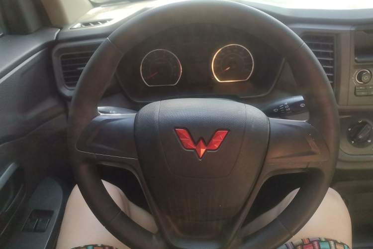 Used Wuling Hongguang V 2022 1.5L Jingqu Edition Enclosed-Window Vehicle with Hydraulic Power Steering LAR Interior 2