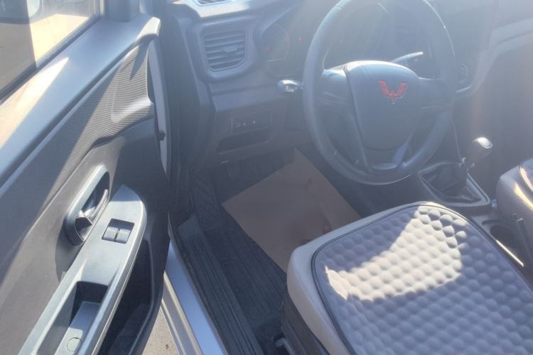 Used Wuling Hongguang V 2022 1.5L Jingqu Edition Enclosed-Window Vehicle with Hydraulic Power Steering LAR Interior 2