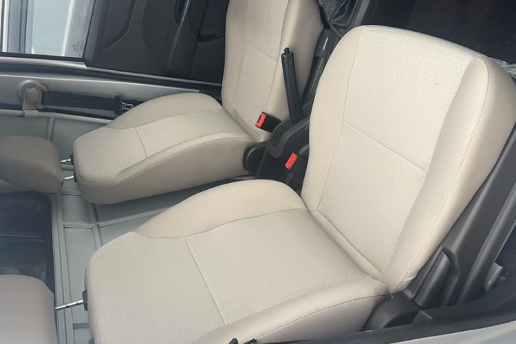 Used Wuling Hongguang V 2022 1.5L Jingqu Edition Enclosed-Window Vehicle with Electric Power Steering LAR Interior 2