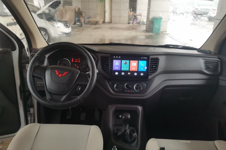 Used Wuling Hongguang V 2022 1.5L Jingqu Edition Enclosed-Window Vehicle with Electric Power Steering LAR Interior 2