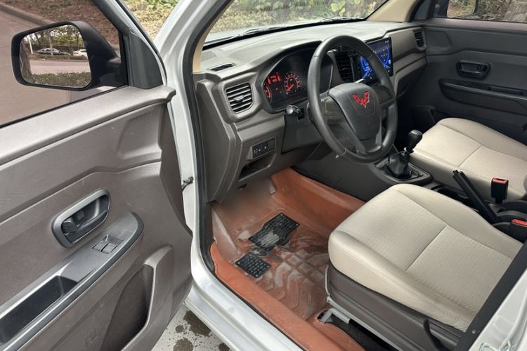 Used Wuling Hongguang V 2022 1.5L Jingqu Edition Enclosed-Window Vehicle with Electric Power Steering LAR Interior 3