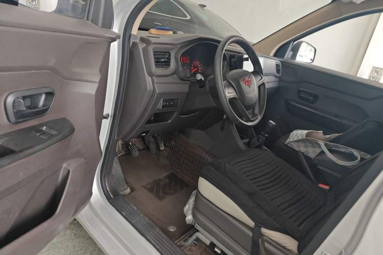 Used Wuling Hongguang V 2022 1.5L Jingqu Edition Enclosed-Window Vehicle with Hydraulic Power Steering LAR Interior 3