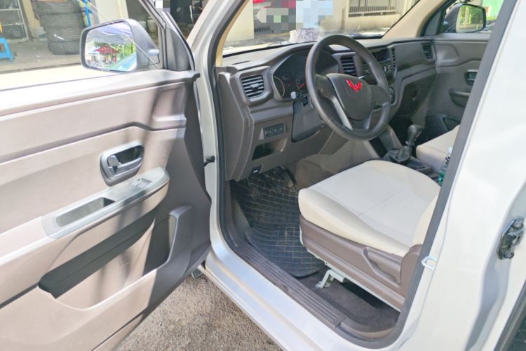 Used Wuling Hongguang V 2022 1.5L Jingqu Version Hydraulic Power Steering LAR Interior 3