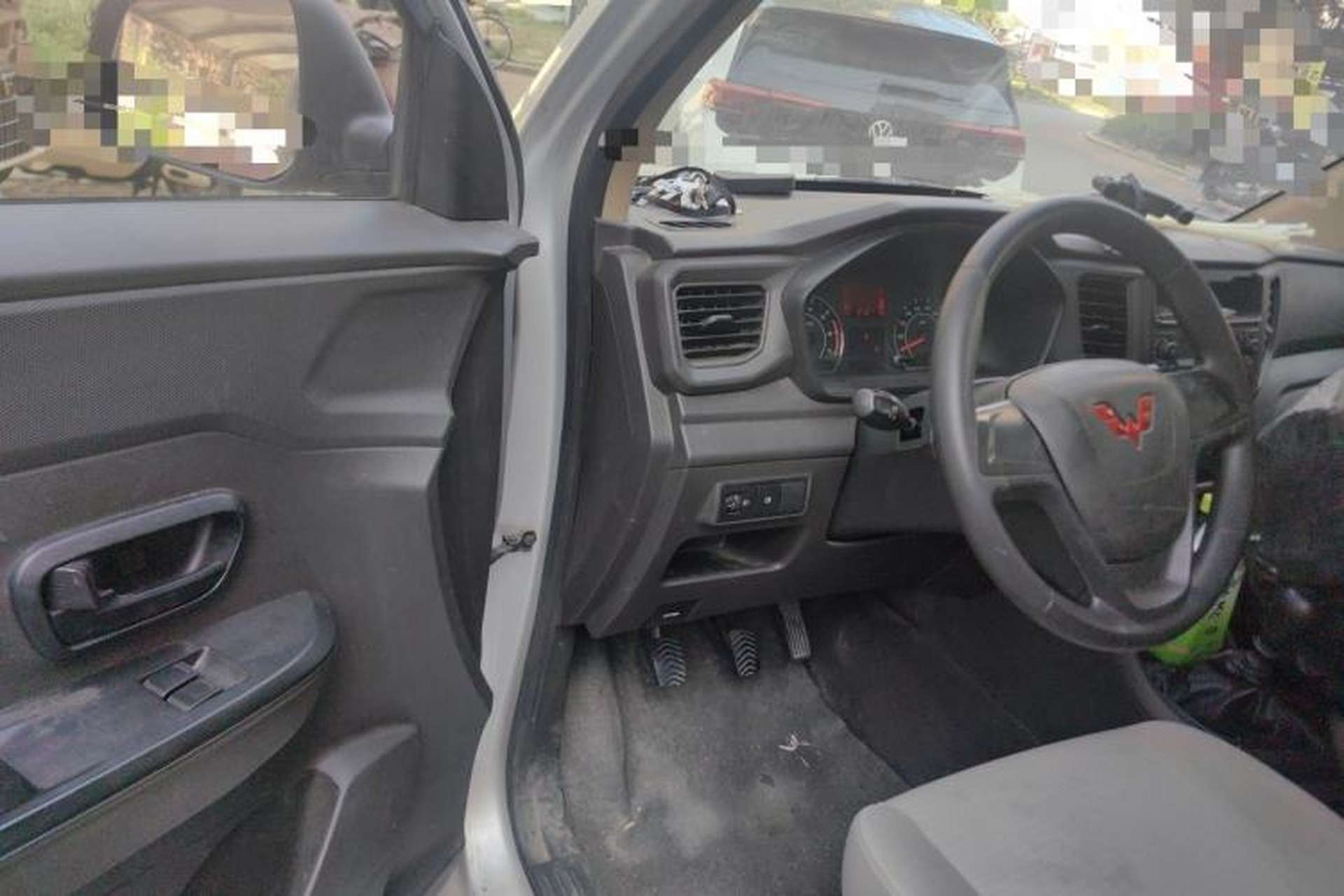 Used Wuling Hongguang V 2022 1.5L Jingqu Edition Enclosed-Window Vehicle with Electric Power Steering LAR Interior 3