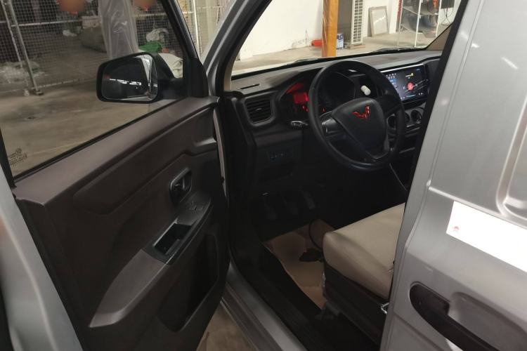 Used Wuling Hongguang V 2022 1.5L Jingqu Edition Enclosed-Window Vehicle with Hydraulic Power Steering LAR Interior 3