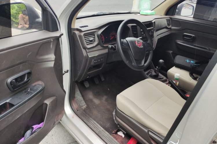 Used Wuling Hongguang V 2022 1.5L Jingqu Edition Electric-Assist LAR Interior 3