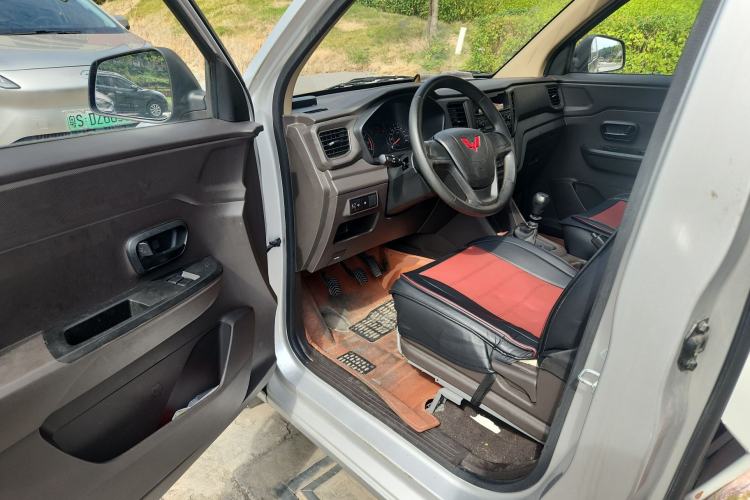 Used Wuling Hongguang V 2022 1.5L Jingqu Edition Enclosed-Window Vehicle with Hydraulic Power Steering LAR Interior 3