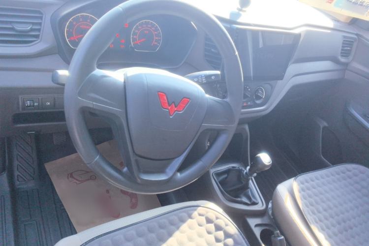 Used Wuling Hongguang V 2022 1.5L Jingqu Edition Enclosed-Window Vehicle with Hydraulic Power Steering LAR Interior 3