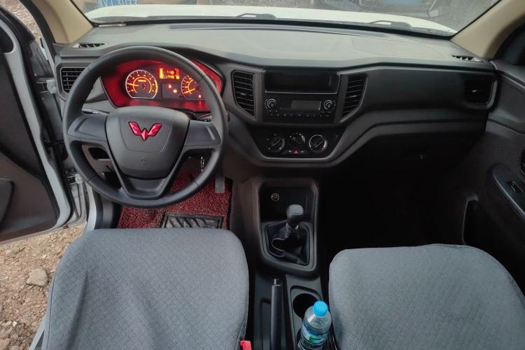 Used Wuling Hongguang V 2022 1.5L Jingqu Edition Electric-Assist LAR Interior 3