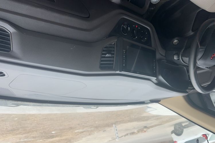 Used Wuling Hongguang V 2022 1.5L Jingqu Edition Enclosed-Window Vehicle with Electric Power Steering LAR Interior 3