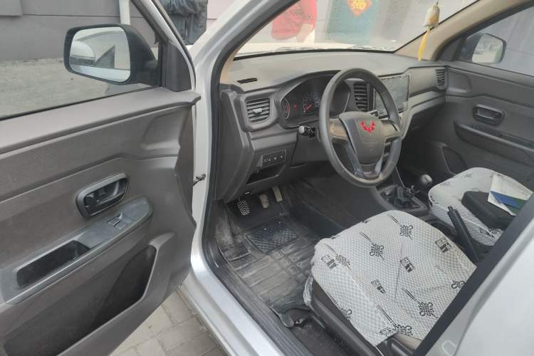 Used Wuling Hongguang V 2022 1.5L Jingqu Version Hydraulic Power Steering LAR Interior 3