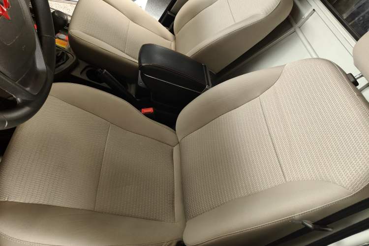 Used Wuling Hongguang V 2022 1.5L Jingqu Edition Enclosed-Window Vehicle with Hydraulic Power Steering LAR Interior 3