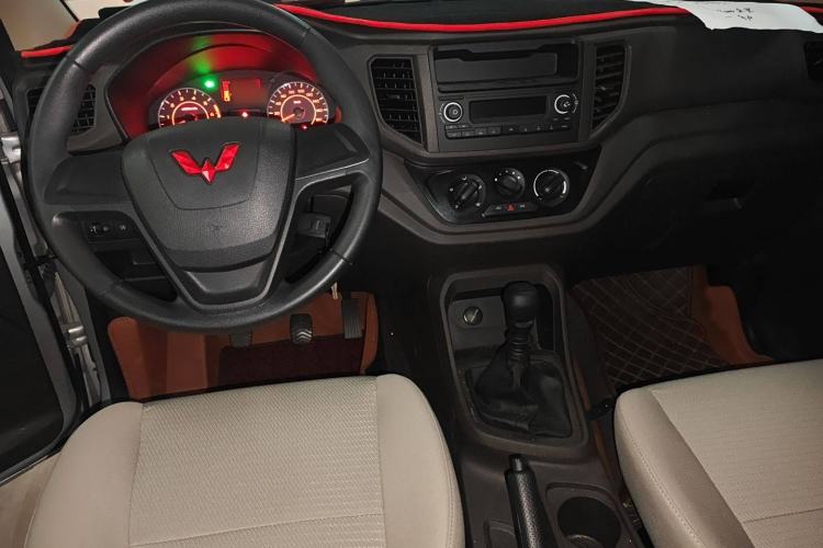 Used Wuling Hongguang V 2022 1.5L Jingqu Edition Electric-Assist LAR Interior 3