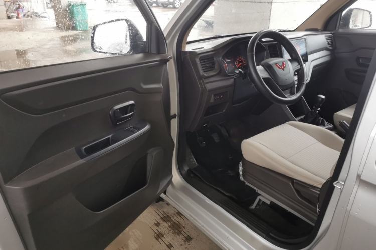 Used Wuling Hongguang V 2022 1.5L Jingqu Edition Enclosed-Window Vehicle with Electric Power Steering LAR Interior 3