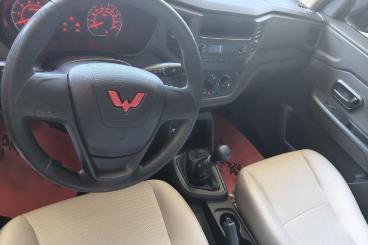Used Wuling Hongguang V 2022 1.5L Jingqu Edition Enclosed-Window Vehicle with Hydraulic Power Steering LAR Interior 4