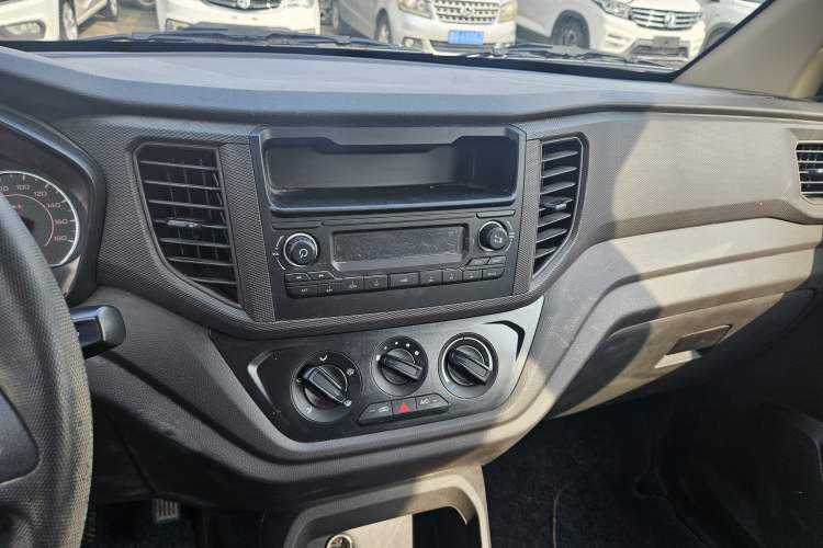 Used Wuling Hongguang V 2022 1.5L Jingqu Edition Electric-Assist LAR Interior 4
