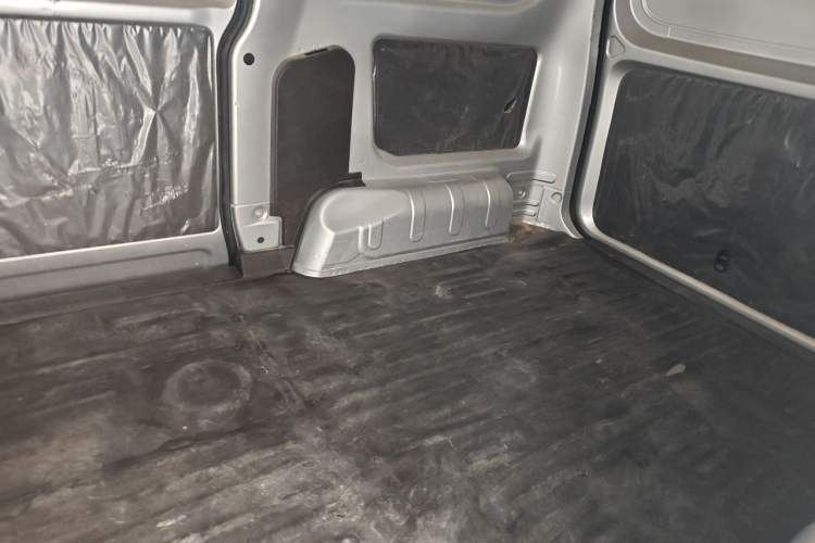 Used Wuling Hongguang V 2022 1.5L Jingqu Edition Enclosed-Window Vehicle with Hydraulic Power Steering LAR Interior 4