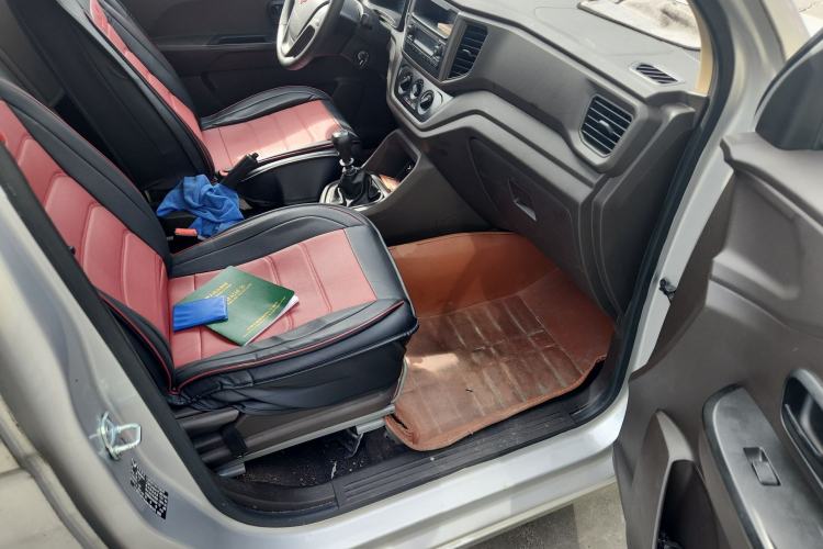 Used Wuling Hongguang V 2022 1.5L Jingqu Edition Enclosed-Window Vehicle with Hydraulic Power Steering LAR Interior 4